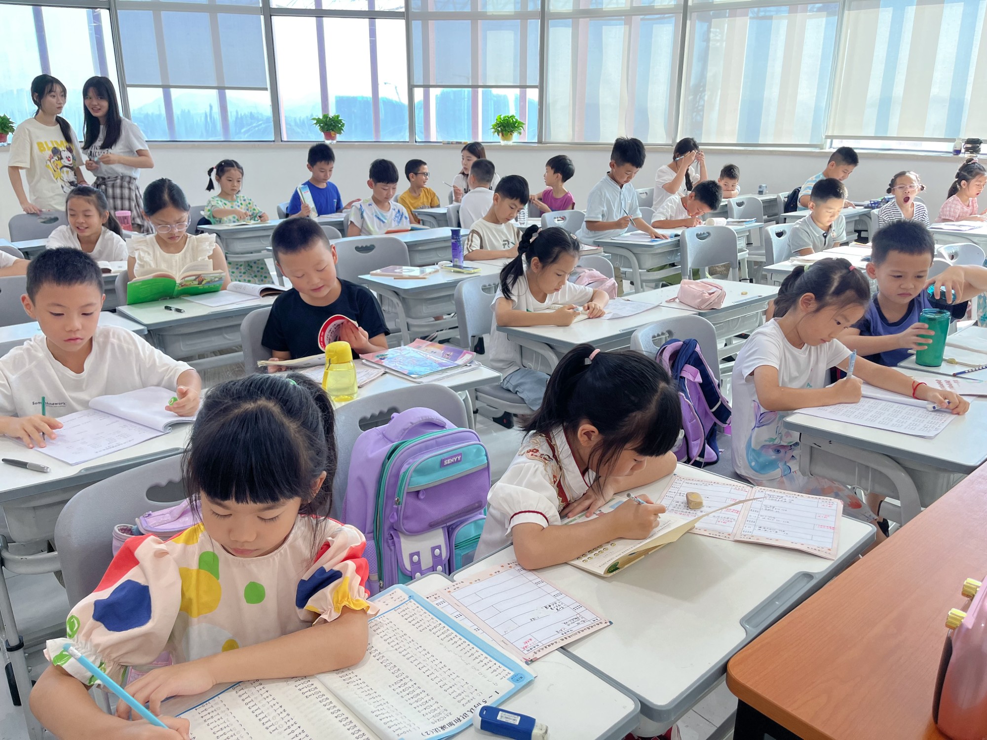 乖乖做作业也是一道风景线哦